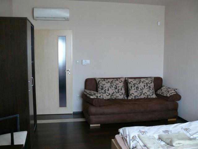 Aquasleep II Apartments – room with sofa