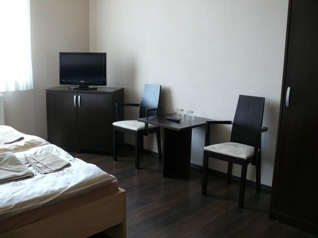 Aquasleep II Apartments – room with TV